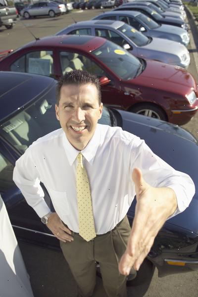 Hur man blir en grossist bilhandlare i Kalifornien. Anmäl dig för 6 timmar bilhandlare pre-licensiering klass.