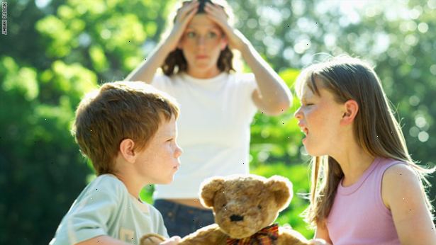 Hur agera när du glömma ditt barn på ett nöjesfält. Innan du går, förklara för dina barn vad de ska göra om de får skiljas helst från dig eller deras vårdnadshavare.