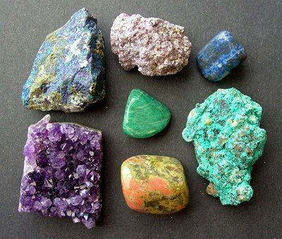 Hur man identifierar vanliga mineral. Börja med att ta en titt på mineralet färg.