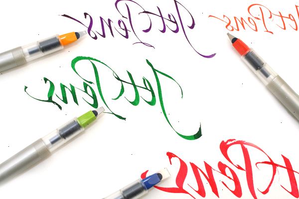Hur man skriver med en kalligrafi penna. Både reservoarpennor och stål pennor nib kan behöva utformas med ett bryne som passar ditt grepp.