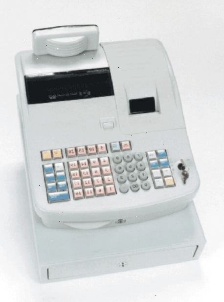 Hur man använder ett kassaregister. Först, kolla manualen om maskinen måste vara ansluten till en 110v eller 220v.