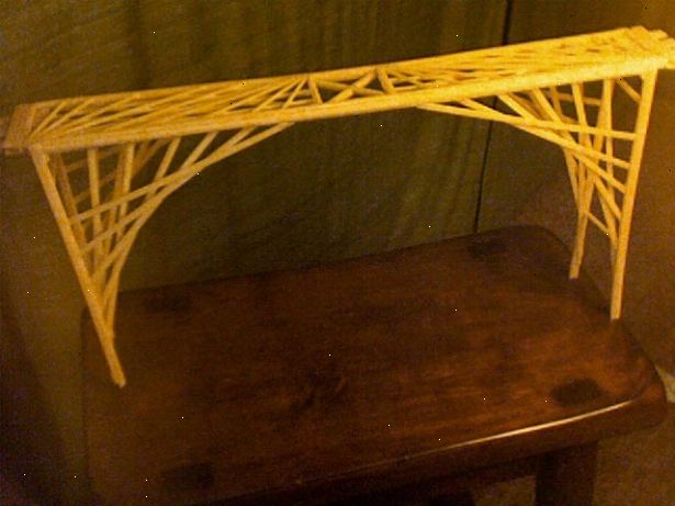 Hur man bygger en spaghetti bro. Bestäm längden din bro kommer att spänna.