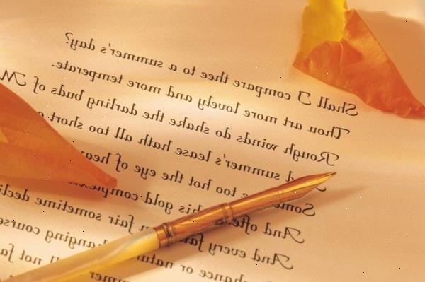 Hur man citera och citera en dikt i en uppsats med MLA-format. Skriv korta citat på mindre än 3 rader i texten i din uppsats.