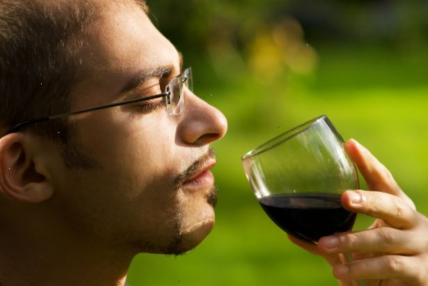 Hur man blir en vin sommelier. Få erfarenhet genom att arbeta i vin eller fin restaurang branschen.