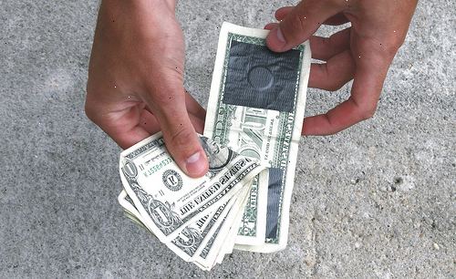 Hur man använder en sedelklämma. Samla en mängd papper kontanter.