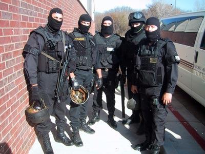 Så gå med i SWAT teamet. Har erfarenhet som polis.