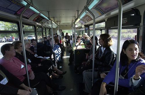 Hur man åka buss på ett säkert och njut. Först, om du bor i en stad, kommer det förmodligen att bli en blandad publik av människor ridning bussen.