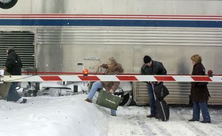 Hur man fångar en Amtrak tåg. Ta reda på var närmaste amtrak stationer till ditt hem och din destination.