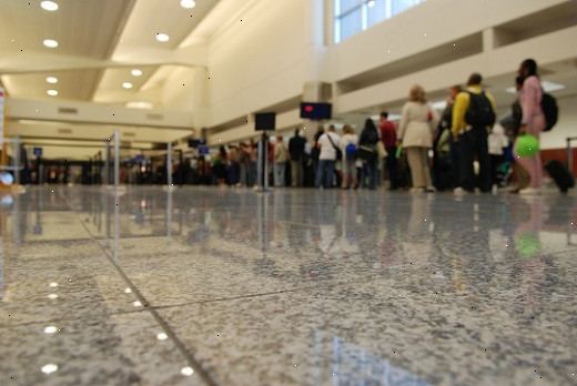 Hur förbereda sig inför ett TSA kropp scan eller klappa ner. Kontrollera att se vad säkerhetsåtgärder din flygplats använder.