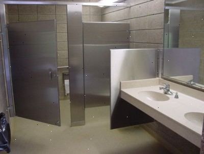 Hur man använder en offentlig toalett. När du anger ett stall, titta på toalettsitsen.