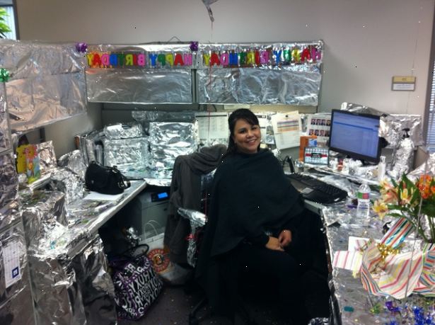 Hur att dekorera en kollegas kontor. Hitta skåpet eller den person du tänker kasta en fest för.
