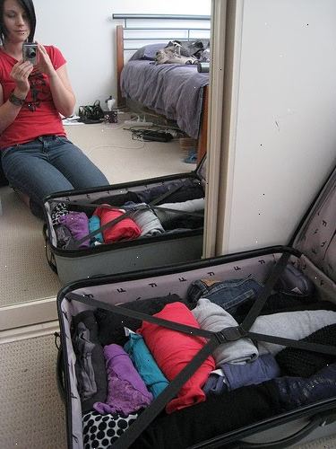 Hur man packa för en flygtur som en tonåring flicka. Hitta ett par olika storlekar av resväskor och väskor duffle.