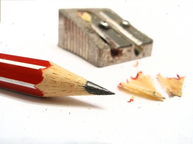 Hur skärpa en penna. Sätt tillbaka kabeln änden av pennan i pennvässare.