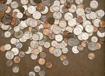 Hur sparar Loose Change. Gå till en bank och få en massa mynt omslag.