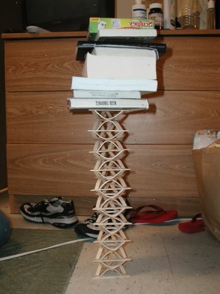Hur man bygger en Popsicle pinne torn. Visst, här är ett sätt att göra det..