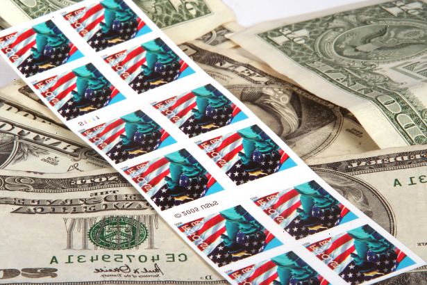 Hur köper frimärken utan att gå till postkontoret. Köpa frimärken när du behöver dem från din brevbäraren om du bor på en lantlig väg.