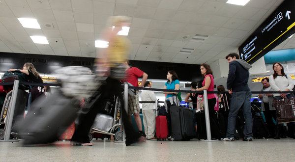 Hur man undviker avgifter flygbolaget bagage. Förstå de regler och villkor som gäller för din biljett och ditt flygbolag.