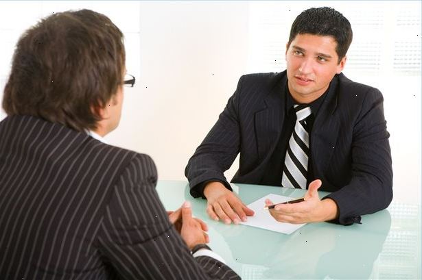 Hur man be om en anställningsintervju. Forskning företaget och position som du söker, och vara specifik i ditt personliga brev.