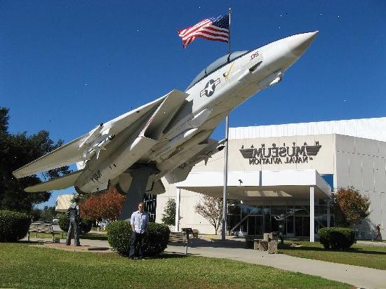 Hur att besöka National Museum of Naval Aviation. unika arkitekturen i museibyggnaden.