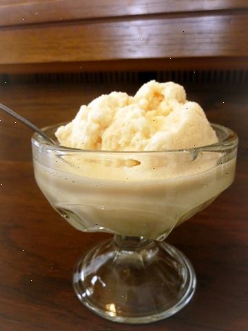 Hur man gör glass med snö. Fyll en gallon skål med snö eller krossad is.