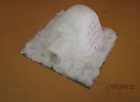 Hur man gör en modell igloo. Skär en 10x10 tum bit kartong för basen.